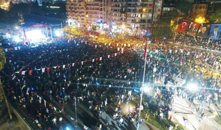 Antalyalılar Cumhuriyet Bayramı’nı Yalın’la kutladı