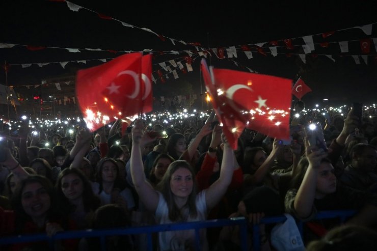 Antalyalılar Cumhuriyet Bayramı’nı Yalın’la kutladı