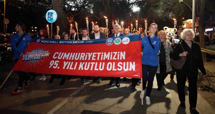 Kocaeli’de Cumhuriyet coşkusu Fettah Can konseriyle renklendi