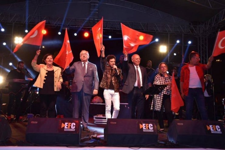 Ünlü sanatçı Buray Süleymanpaşa’da konser verdi