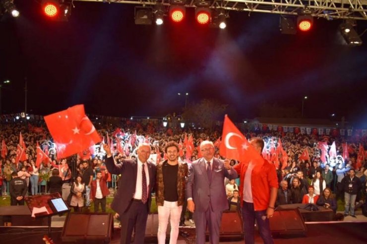 Ünlü sanatçı Buray Süleymanpaşa’da konser verdi