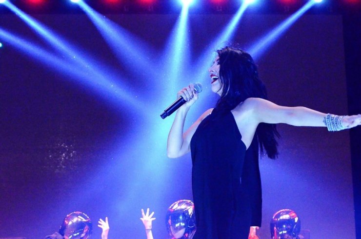 Hande Yener ve Ece Seçkin’den muhteşem performans