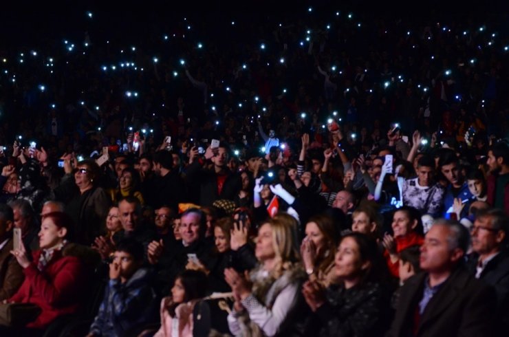 Hande Yener ve Ece Seçkin’den muhteşem performans