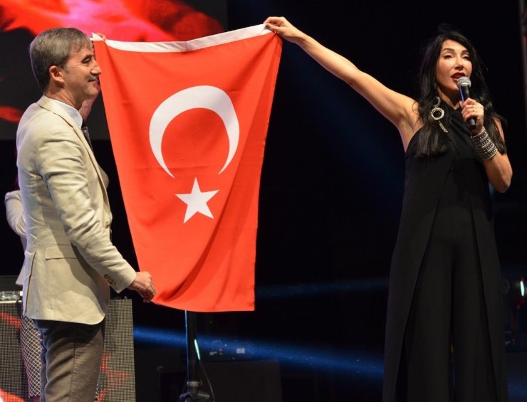 Hande Yener ve Ece Seçkin’den muhteşem performans