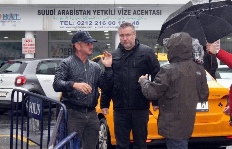 Ünlü oyuncu Sean Penn, Suudi Konsolosluğunda