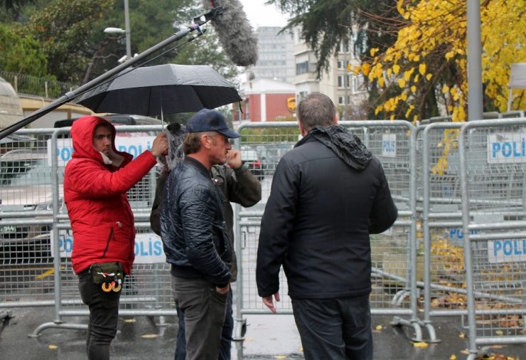 Ünlü oyuncu Sean Penn, Suudi Konsolosluğunda