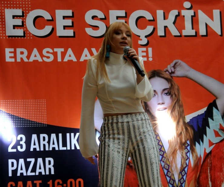 Ece Seçkin hayranlarıyla buluştu