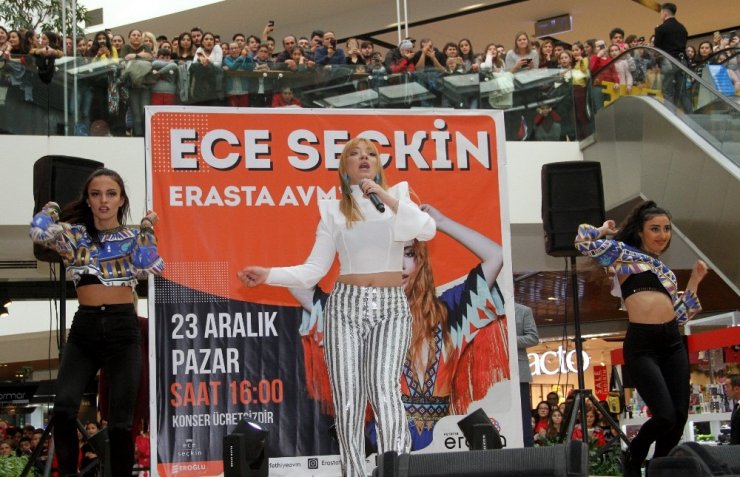 Ece Seçkin hayranlarıyla buluştu