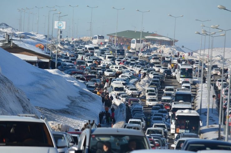 Erciyes Kayak Merkezi’ndeki trafik İstanbul trafiğini aratmadı