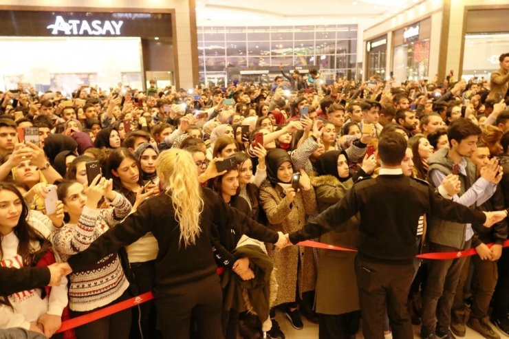 Şampiyonun ilk konserinde yer yerinden oynadı