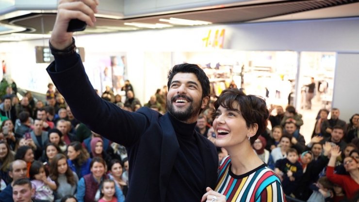 Bergüzar Korel ve Engin Akyürek Bursa’da hayranlarıyla buluştu