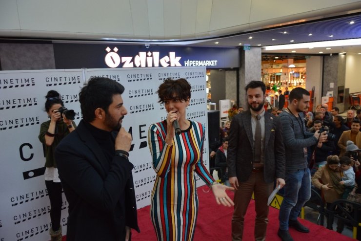 Bergüzar Korel ve Engin Akyürek Bursa’da hayranlarıyla buluştu