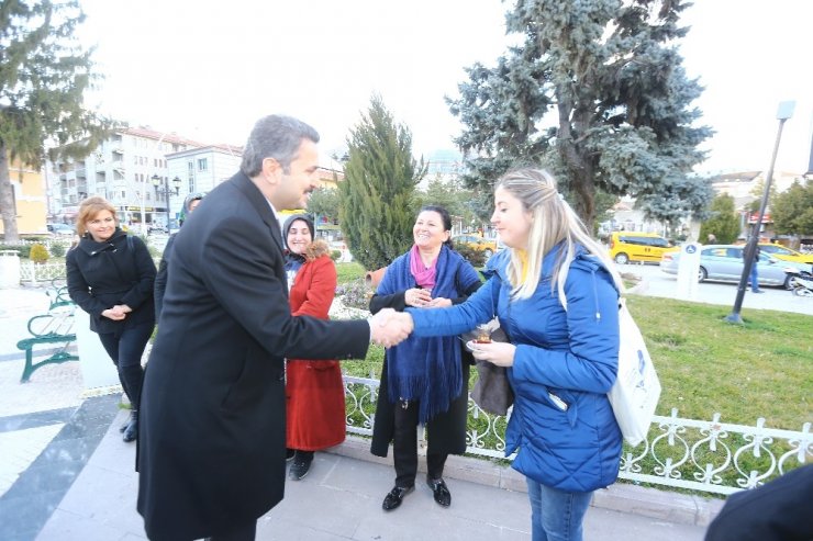 Kadınların yollarına kırmızı halı serdiler