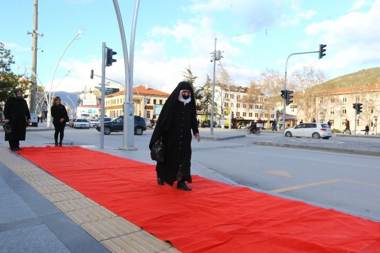 Kadınların yollarına kırmızı halı serdiler