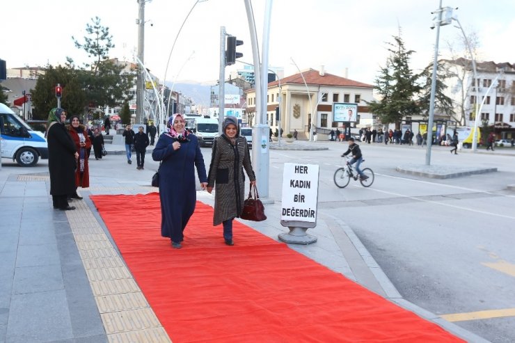 Kadınların yollarına kırmızı halı serdiler