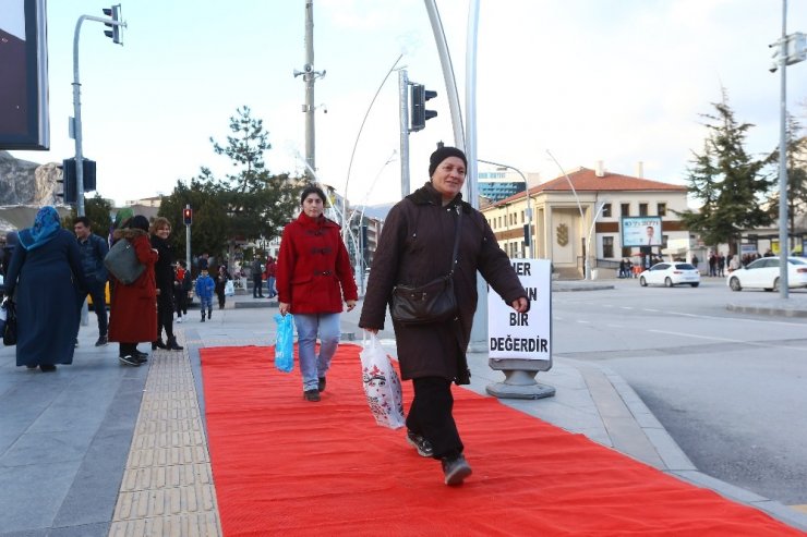 Kadınların yollarına kırmızı halı serdiler