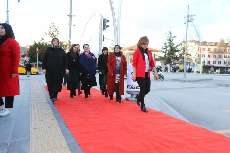 Kadınların yollarına kırmızı halı serdiler