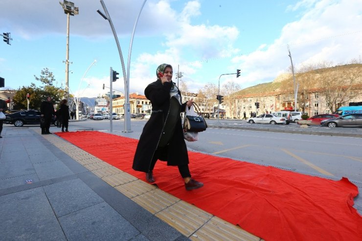 Kadınların yollarına kırmızı halı serdiler