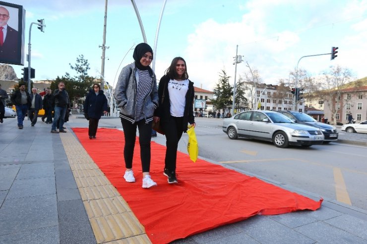 Kadınların yollarına kırmızı halı serdiler