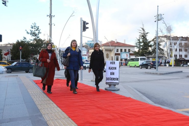 Kadınların yollarına kırmızı halı serdiler