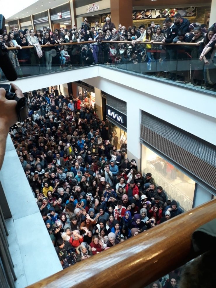 İdo Tatlıses’ten Forum Erzurum ziyaretçilerine özel performans