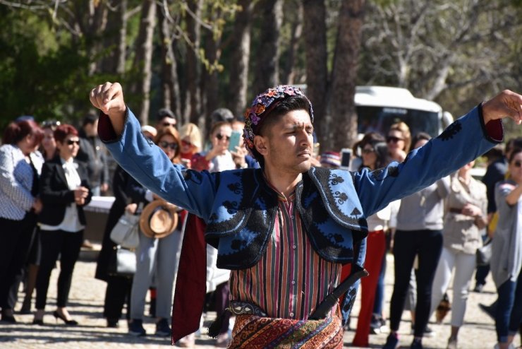 Aslı Hünel, 2 bin yıllık tiyatroda şarkı söyledi