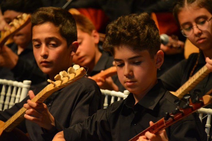 Balıkesir’de öğrencilerden bağlama şov