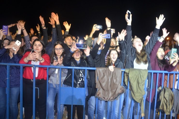 Eypio konsere geç kalınca hem yuhalandı hem de ıslıklandı