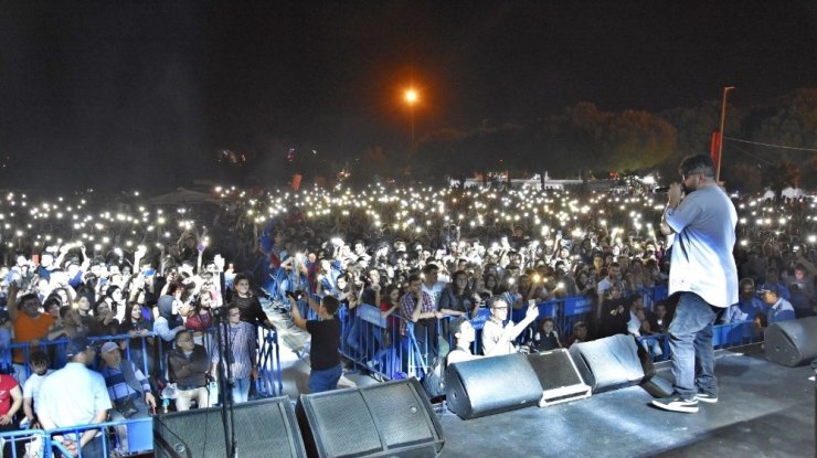 DJ Turkuaz ve Eypio Konseri Akhisarlı gençleri mest etti