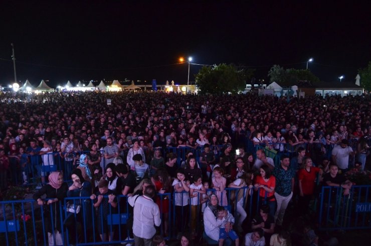 Buray ve Tuğba Yurt, Tekirdağ’da konser verdi