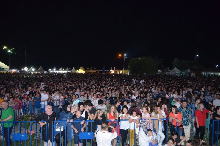 Buray ve Tuğba Yurt, Tekirdağ’da konser verdi