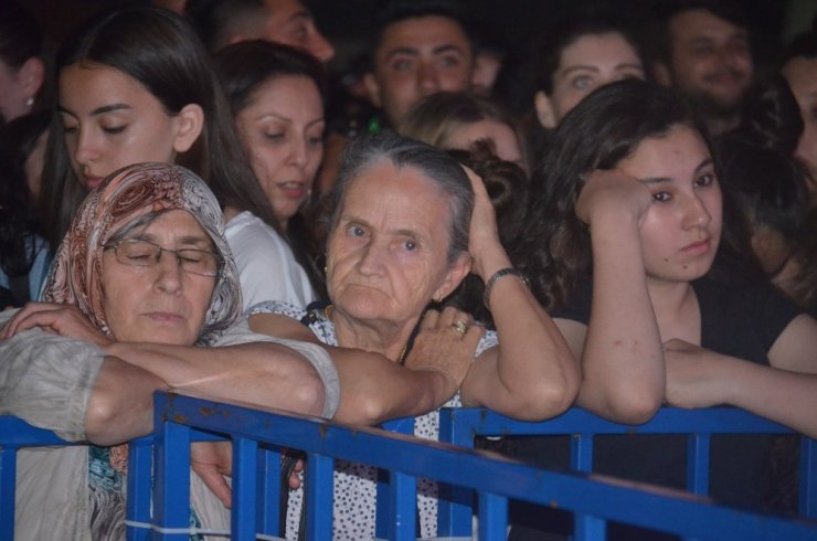 Buray ve Tuğba Yurt, Tekirdağ’da konser verdi