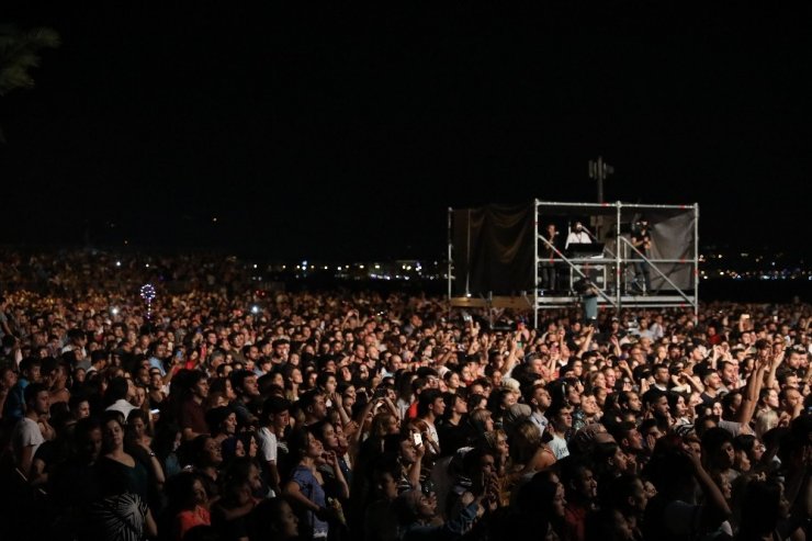 Yalın Alanya’da hayranlarıyla buluştu