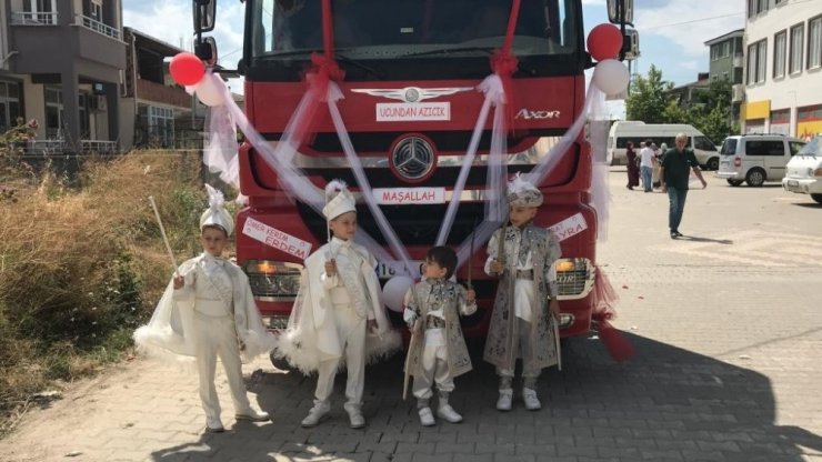 Nakliyeci kardeşler, tırı sünnet aracı yaparak çocuklarını gezdirdiler.