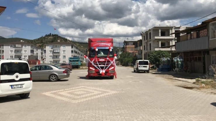 Nakliyeci kardeşler, tırı sünnet aracı yaparak çocuklarını gezdirdiler.