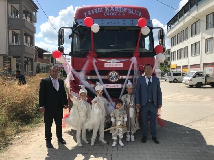 Nakliyeci kardeşler, tırı sünnet aracı yaparak çocuklarını gezdirdiler.