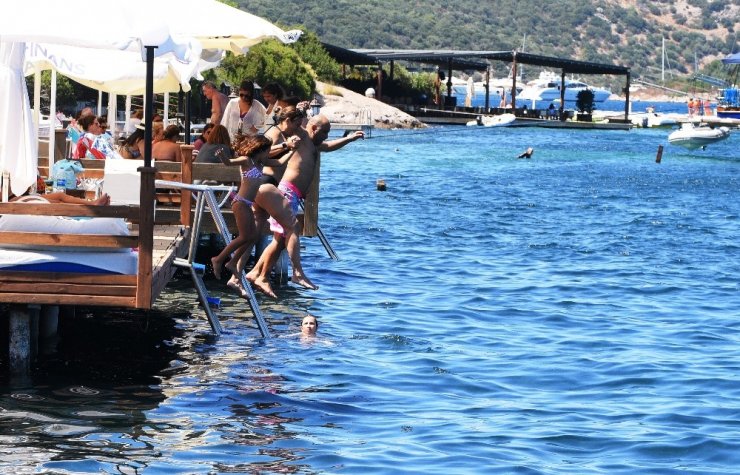 Işın Karaca tatil sezonun açtı