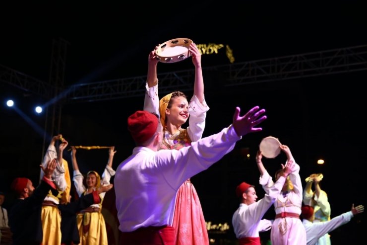 Kuşadası’nda Makedonya ve Rumeli Göçmenleri Folklor Festivali coşkusu