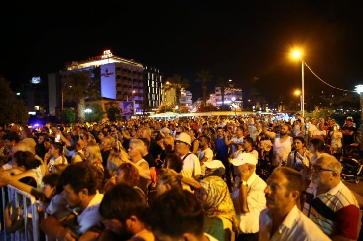 Kuşadası’nda Makedonya ve Rumeli Göçmenleri Folklor Festivali coşkusu