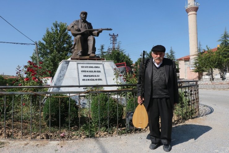 Hayranları köy meydanına yaşarken heykelini dikti