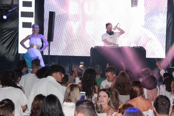 Ünlü Dj Burak Yeter: “Biz 2 saat eğlendiririz, kendini Dj sananlar 10 dakika eğlendirir”