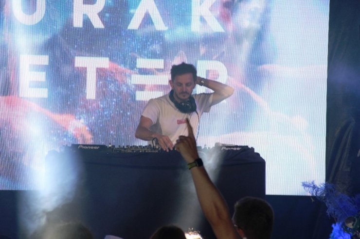 Ünlü Dj Burak Yeter: “Biz 2 saat eğlendiririz, kendini Dj sananlar 10 dakika eğlendirir”