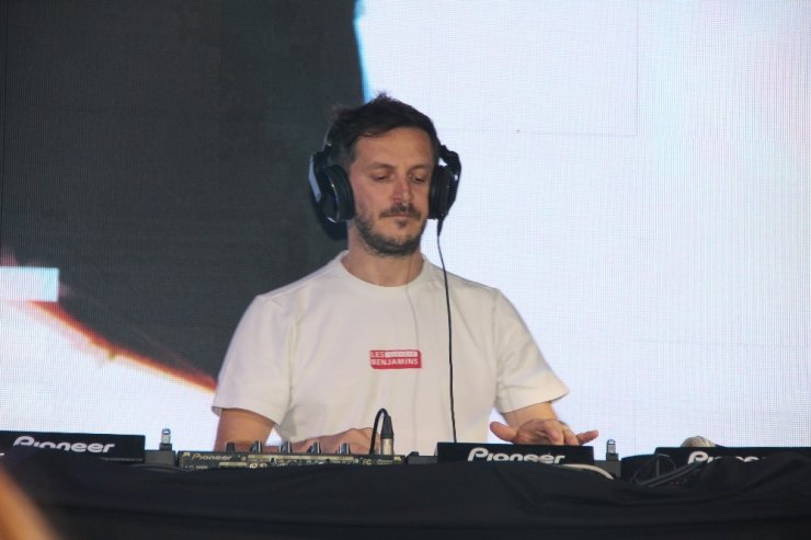 Ünlü Dj Burak Yeter: “Biz 2 saat eğlendiririz, kendini Dj sananlar 10 dakika eğlendirir”