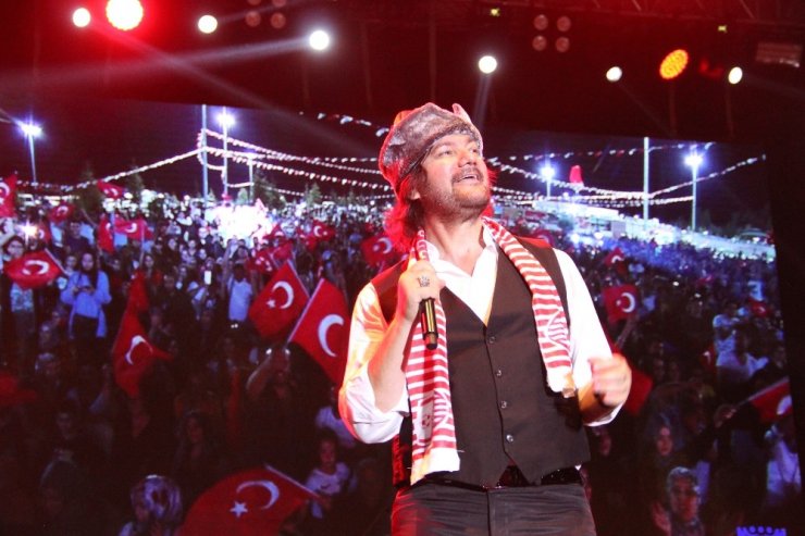 Karaman’da Ahmet Şafak hayranlarına unutulmaz bir gece yaşattı