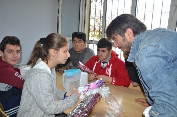 Ünlü dizi oyuncusu otistik çocuklarla bir araya geldi