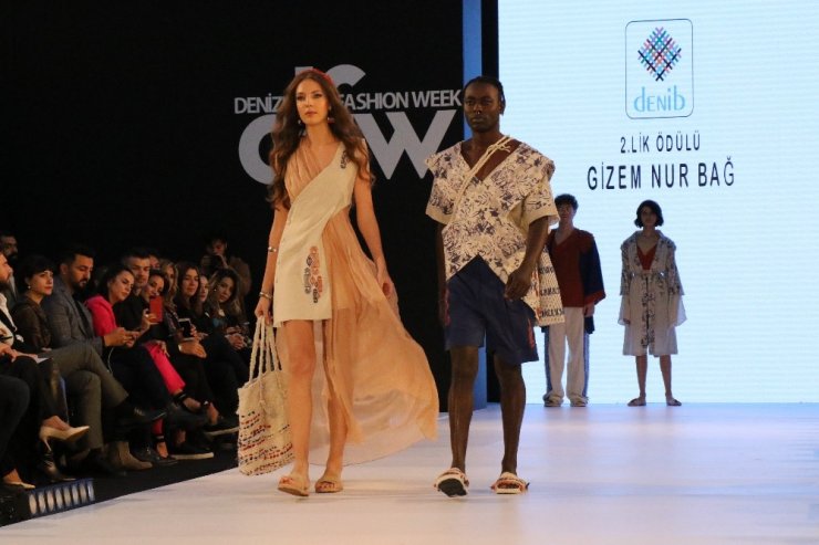 Fashion Week’te ünlü mankenler podyuma çıktı