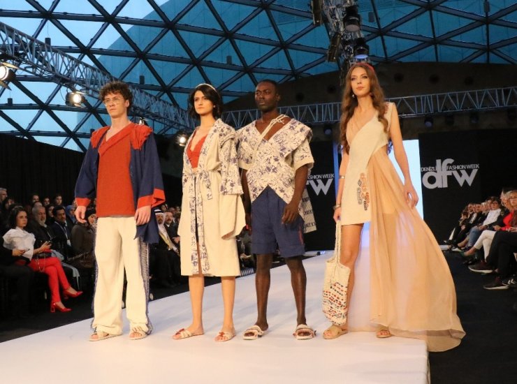 Fashion Week’te ünlü mankenler podyuma çıktı