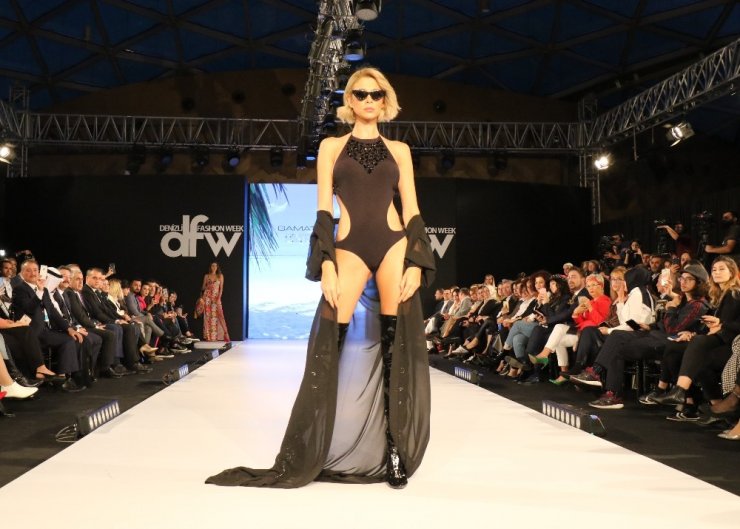 Fashion Week’te ünlü mankenler podyuma çıktı